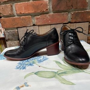 Like new pair of Sofft leather oxfords